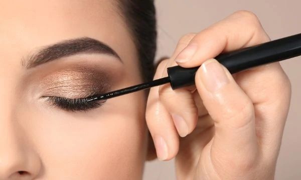 Den bästa eyelinern för din ögonform (och tips på hur man applicerar den)
