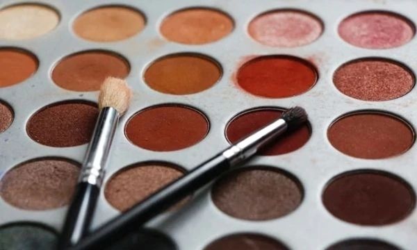 Hur man applicerar ögonskugga: en nybörjarguide